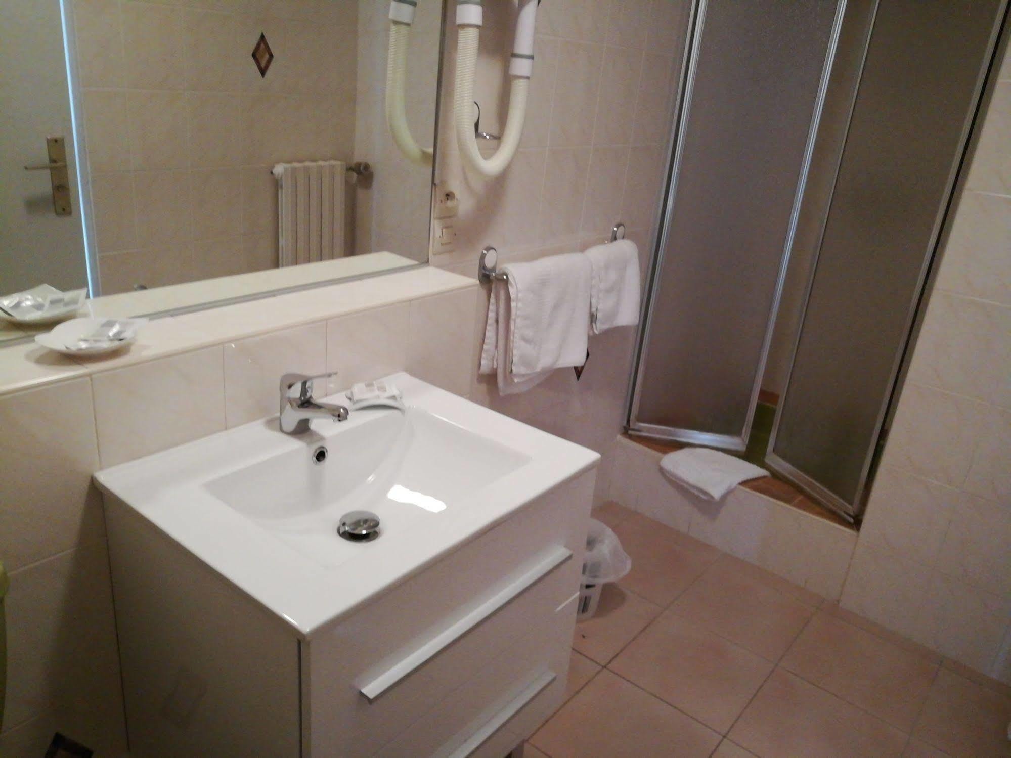 Contact Hotel Du Relais Туар Экстерьер фото